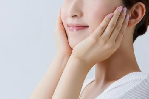 アロマクリームの作り方<br>無香料のクリームに、あなたにピッタリのアロマオイルを加えて混ぜると出来上がり。<br>自分だけのクリームで、体をケア！