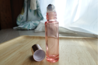 可愛いローズピンク色のロールオン容器